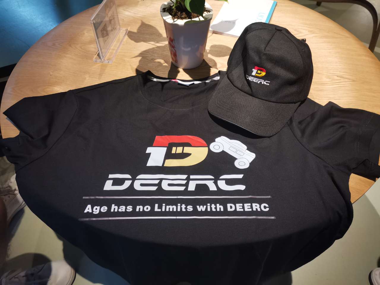 DEERC T-shirt and Hat